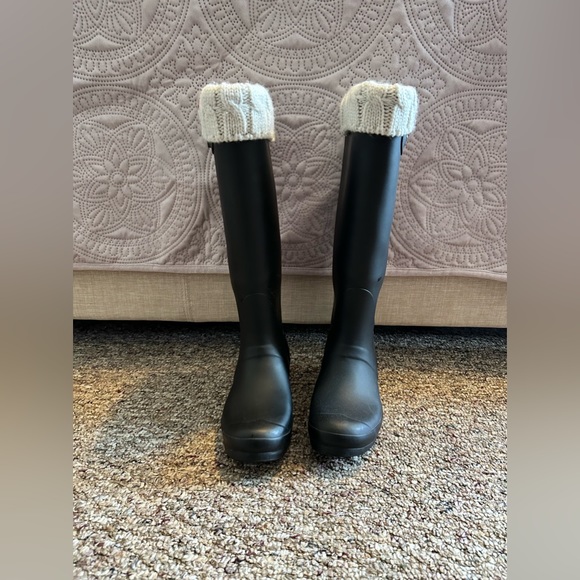 Hunter women’s original tall rain boots w/boot liners. - Picture 4 of 4